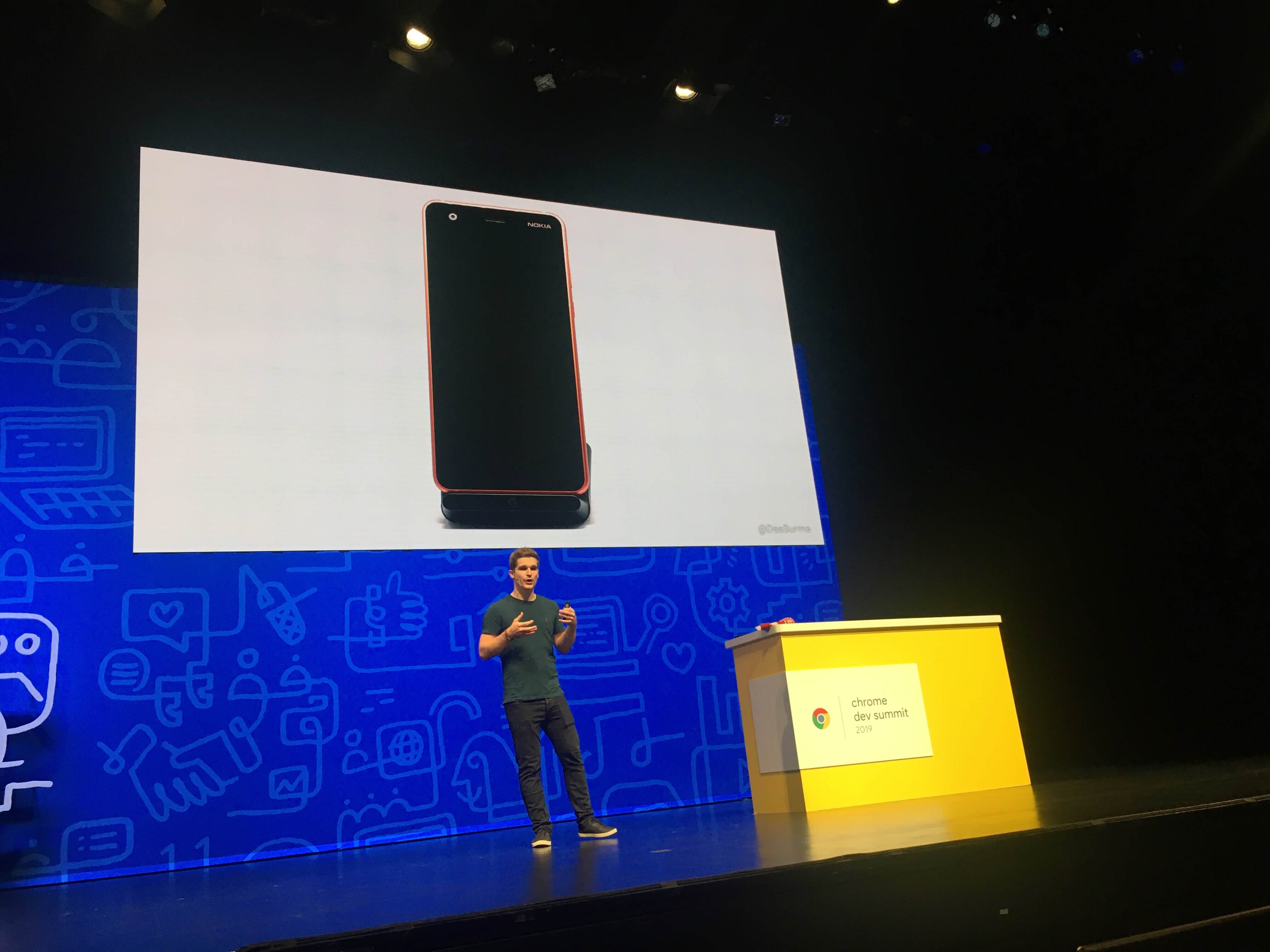 Surma em sua palestra no Chrome Dev Summit 2019 exibindo celulares com menores capacidades